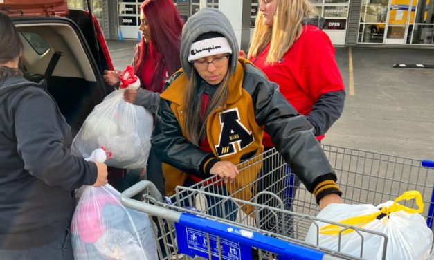 AISD Students Brave Cold to Volunteer at Mission Thanksgiving